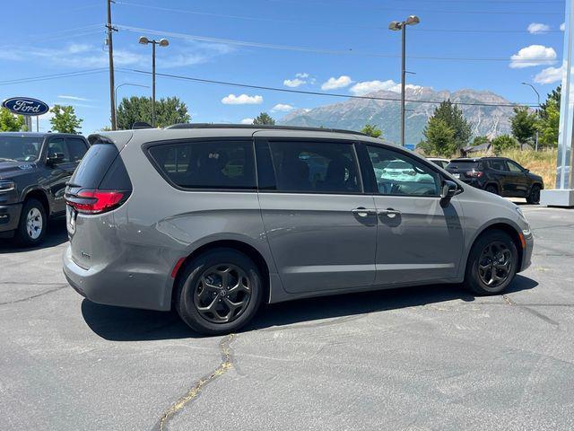 new 2025 Chrysler Pacifica Hybrid car, priced at $43,603