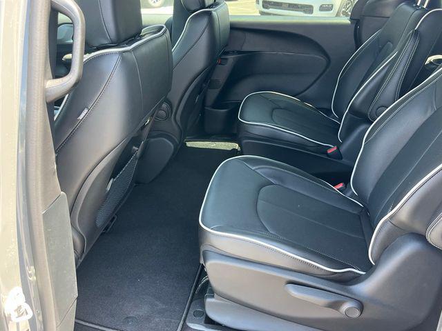 new 2025 Chrysler Pacifica Hybrid car, priced at $43,603