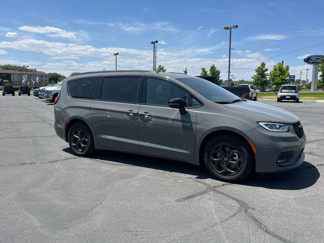 new 2025 Chrysler Pacifica Hybrid car, priced at $43,603