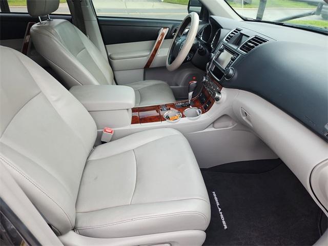 used 2013 Toyota Highlander car, priced at $15,932