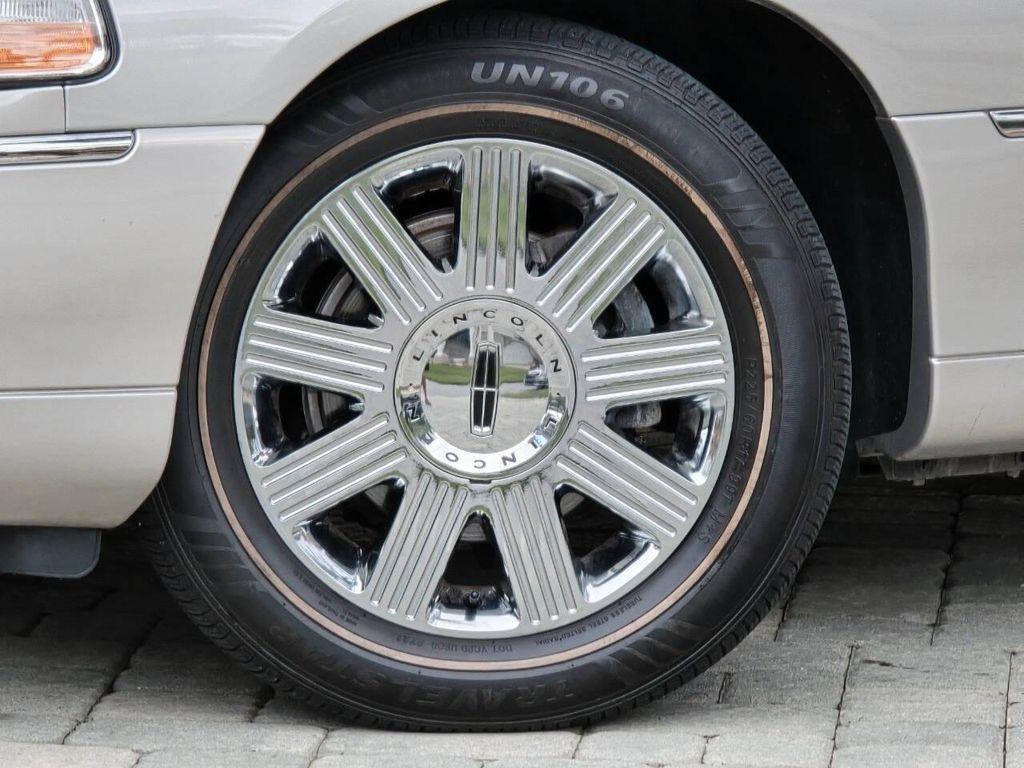 used 2003 Lincoln Town Car car, priced at $22,999