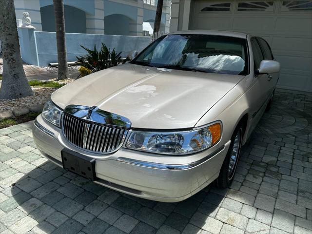 used 2001 Lincoln Town Car car, priced at $20,999