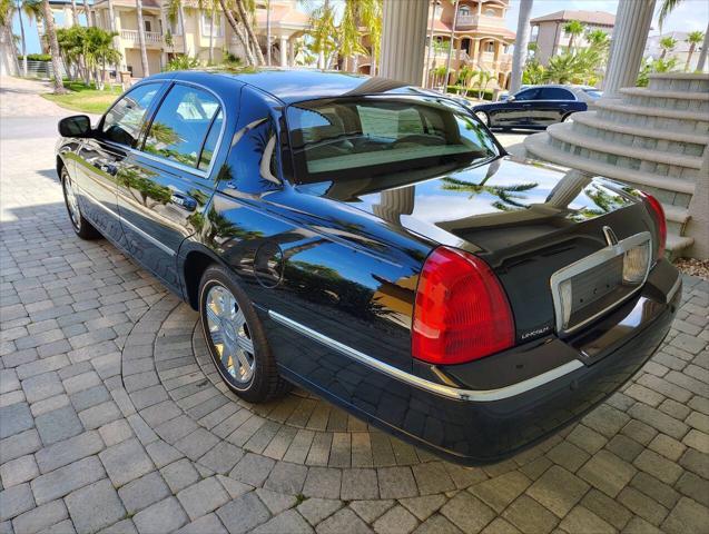 used 2003 Lincoln Town Car car, priced at $24,999