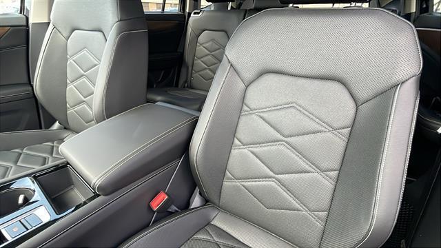 new 2025 Volkswagen Atlas car, priced at $42,124