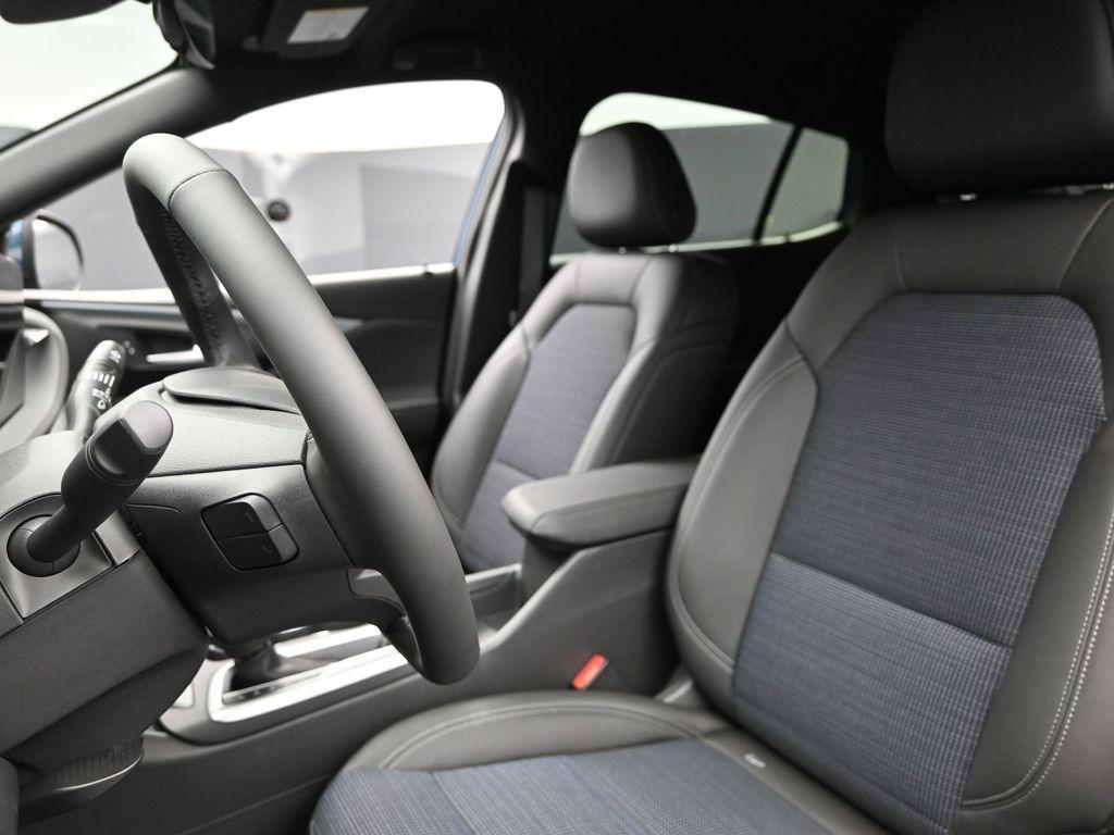 new 2025 Buick Envista car, priced at $28,025
