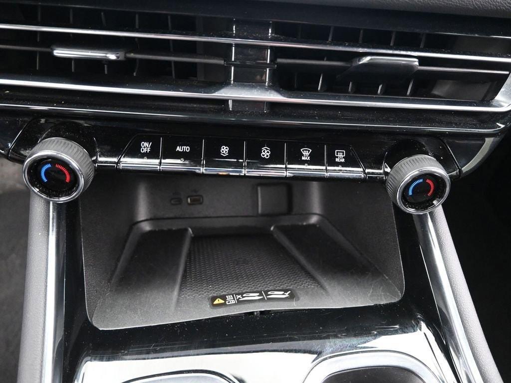 used 2025 Chevrolet Traverse car, priced at $37,998