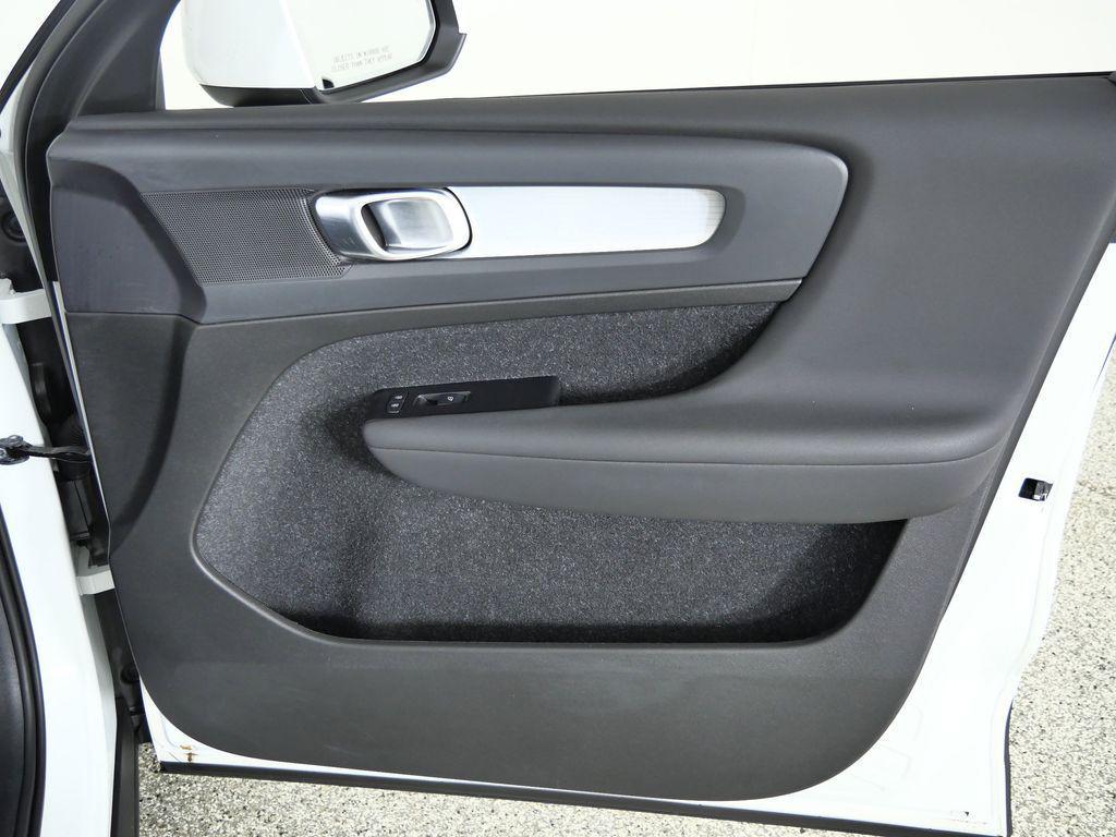 used 2021 Volvo XC40 car, priced at $27,600