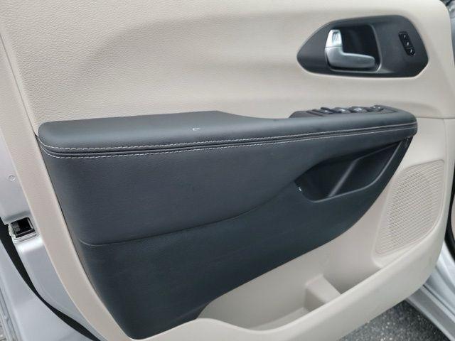 used 2024 Chrysler Pacifica Hybrid car, priced at $33,654