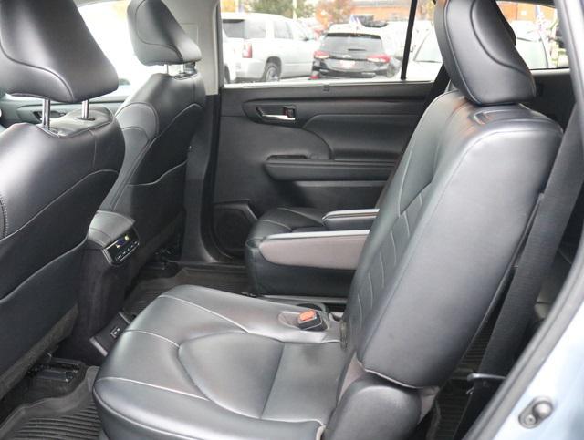 used 2022 Toyota Highlander car, priced at $34,999