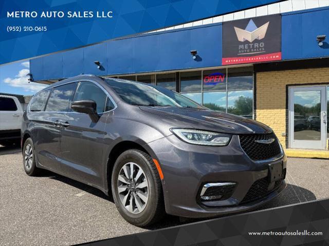 used 2021 Chrysler Pacifica Hybrid car, priced at $17,500
