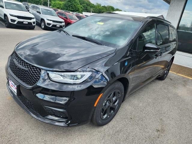new 2025 Chrysler Pacifica Hybrid car, priced at $53,156