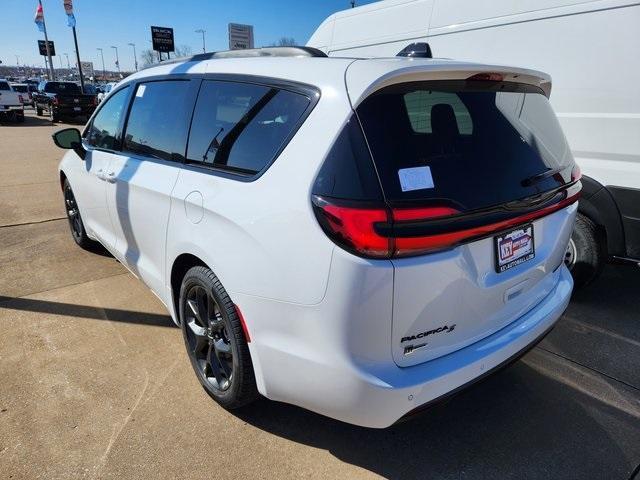 new 2024 Chrysler Pacifica car, priced at $48,477