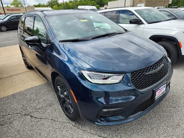 new 2025 Chrysler Pacifica car, priced at $48,626