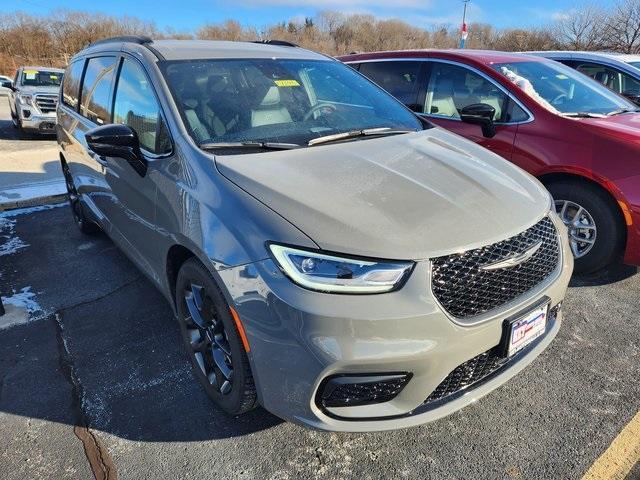 new 2024 Chrysler Pacifica car, priced at $40,977