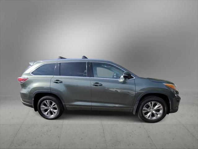 used 2015 Toyota Highlander car, priced at $19,116