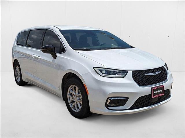 new 2025 Chrysler Pacifica car, priced at $36,741