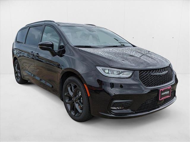 new 2025 Chrysler Pacifica car, priced at $43,741