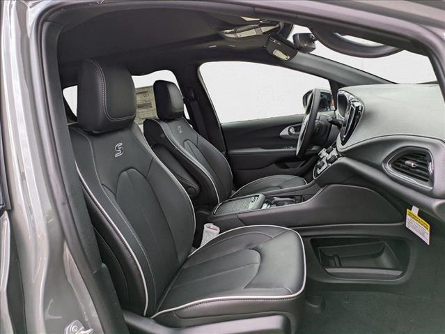 new 2025 Chrysler Pacifica car, priced at $45,741