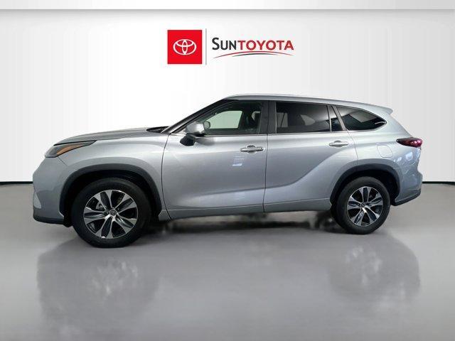 used 2023 Toyota Highlander car, priced at $34,261