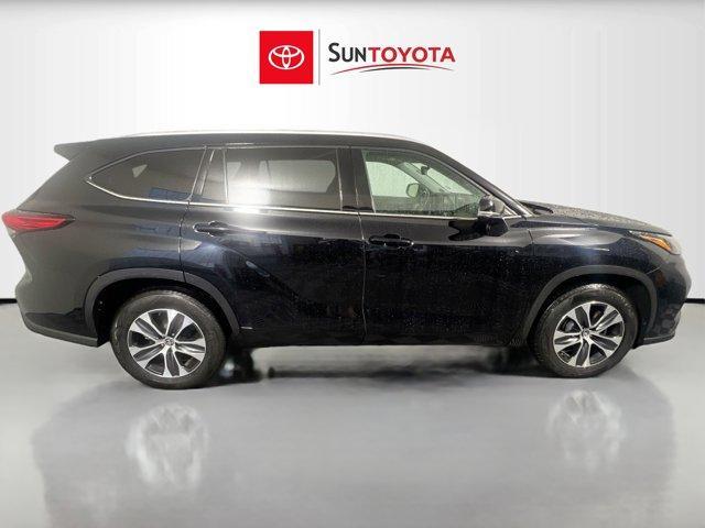 used 2022 Toyota Highlander car, priced at $30,765