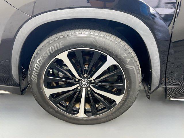 used 2022 Toyota Highlander car, priced at $36,155
