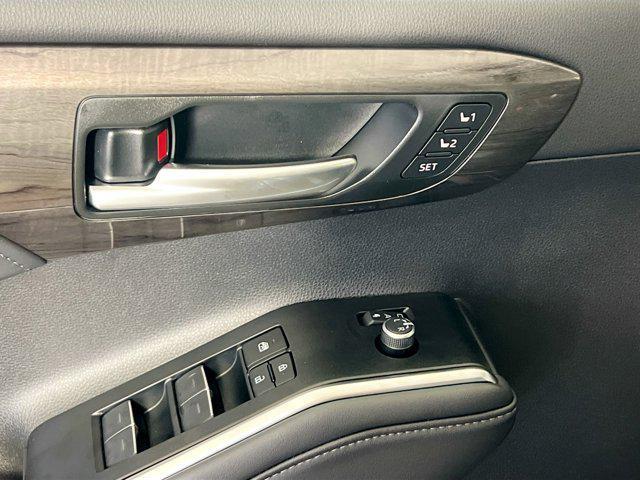 new 2025 Toyota Highlander Hybrid car, priced at $57,902
