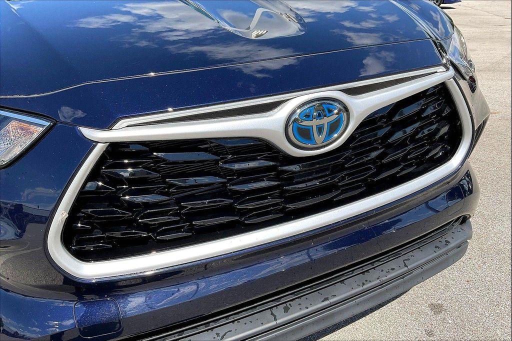 used 2021 Toyota Highlander Hybrid car, priced at $37,890