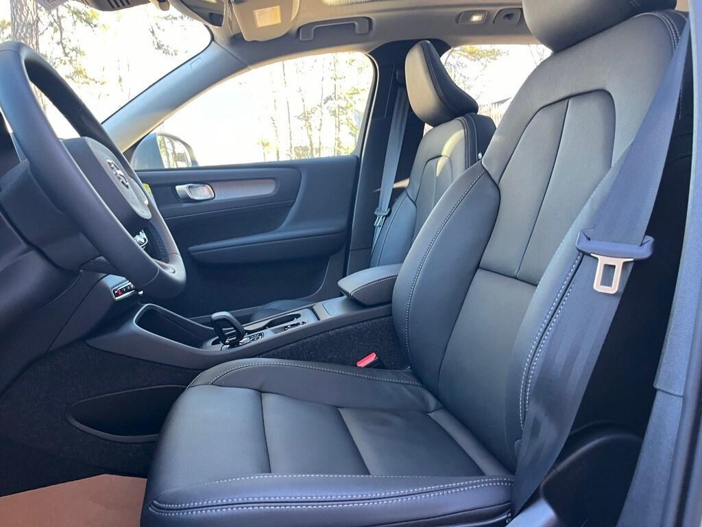 new 2025 Volvo XC40 car