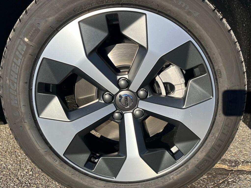 new 2025 Volvo XC40 car, priced at $44,015