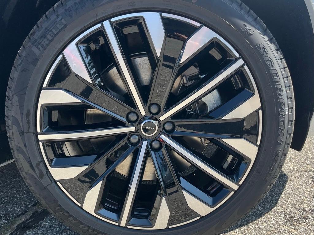 new 2025 Volvo XC90 Plug-In Hybrid car