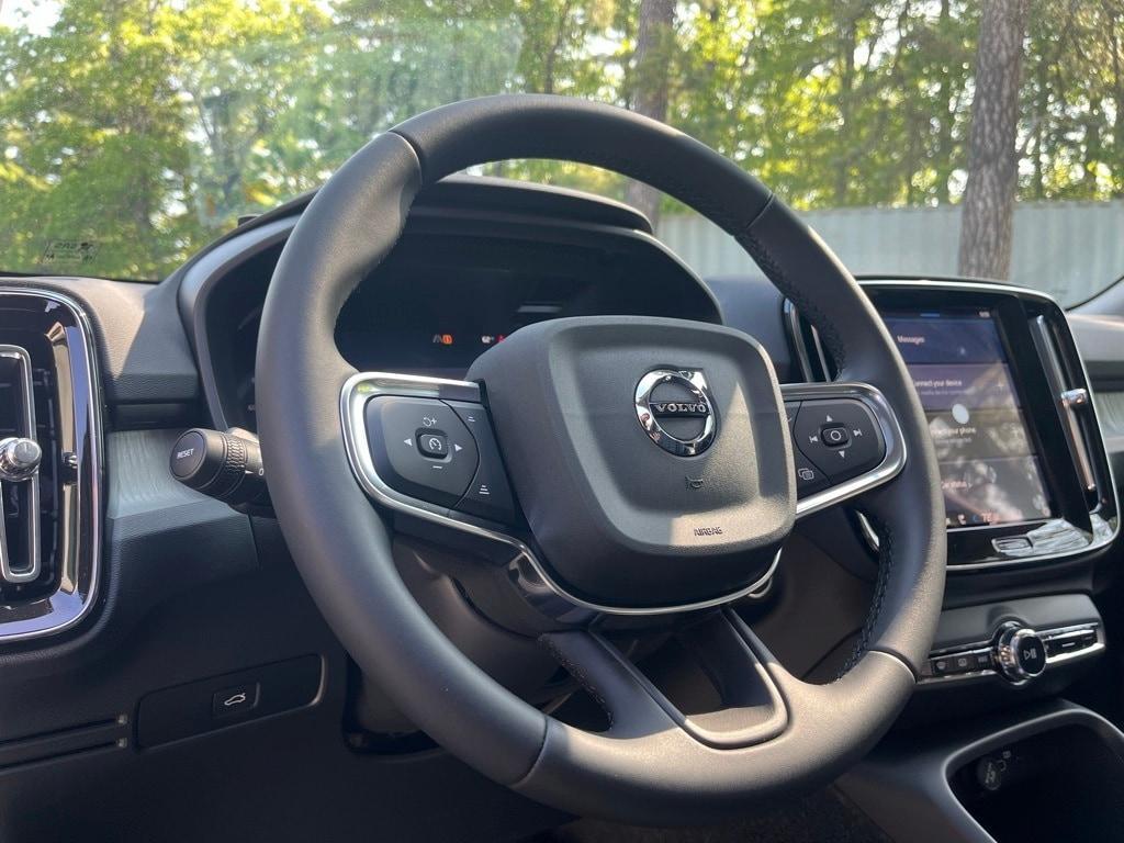 new 2025 Volvo XC40 car
