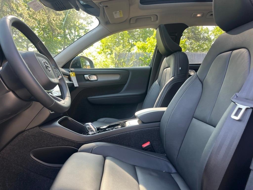 new 2025 Volvo XC40 car