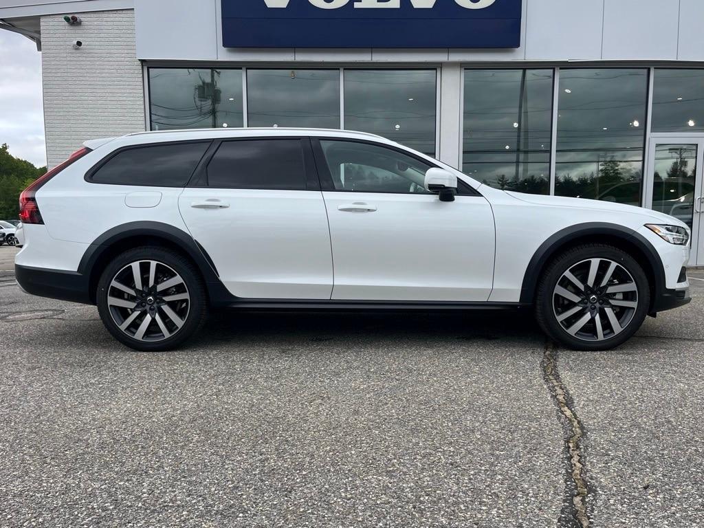 new 2025 Volvo V90 Cross Country car