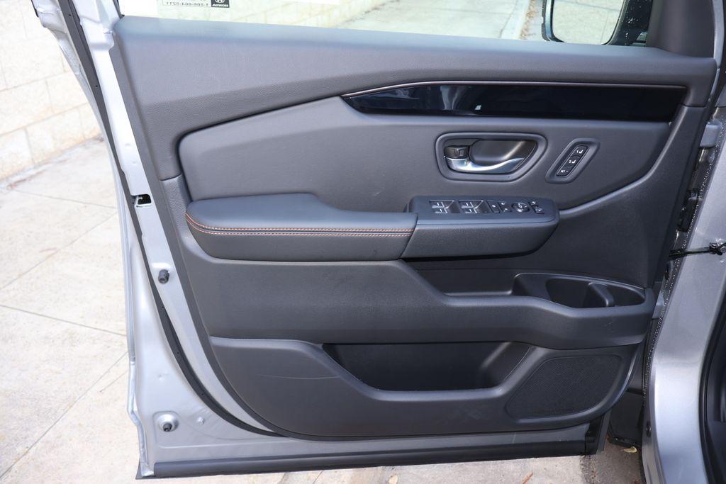 new 2025 Honda Pilot car, priced at $50,895