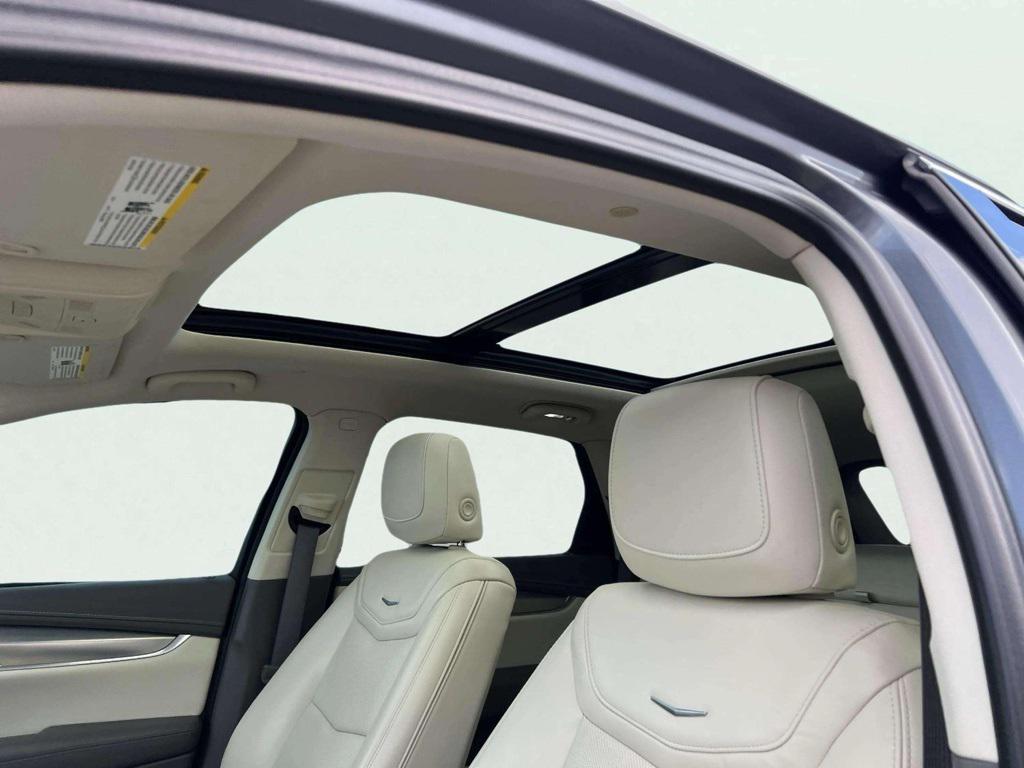 used 2022 Cadillac XT5 car, priced at $35,863
