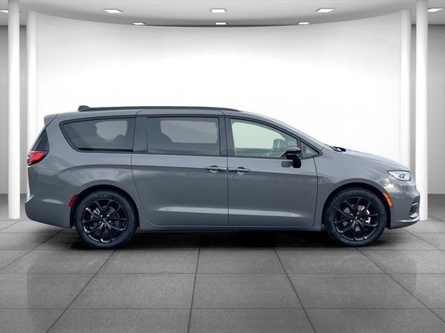 new 2025 Chrysler Pacifica car, priced at $46,717