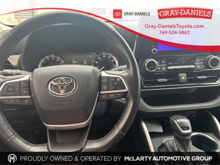 used 2023 Toyota Highlander car, priced at $29,099