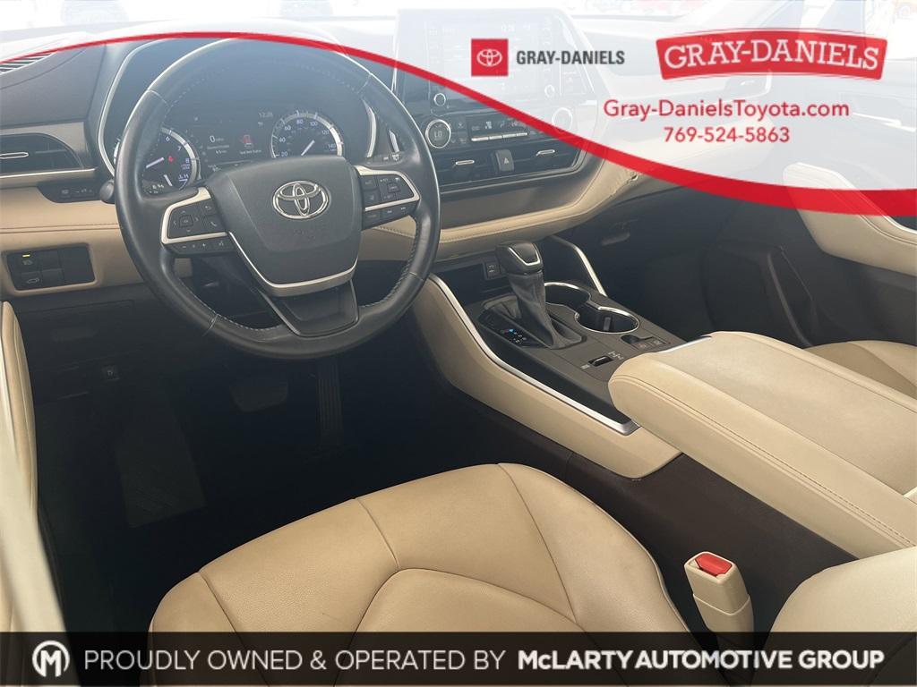 used 2022 Toyota Highlander car, priced at $30,599