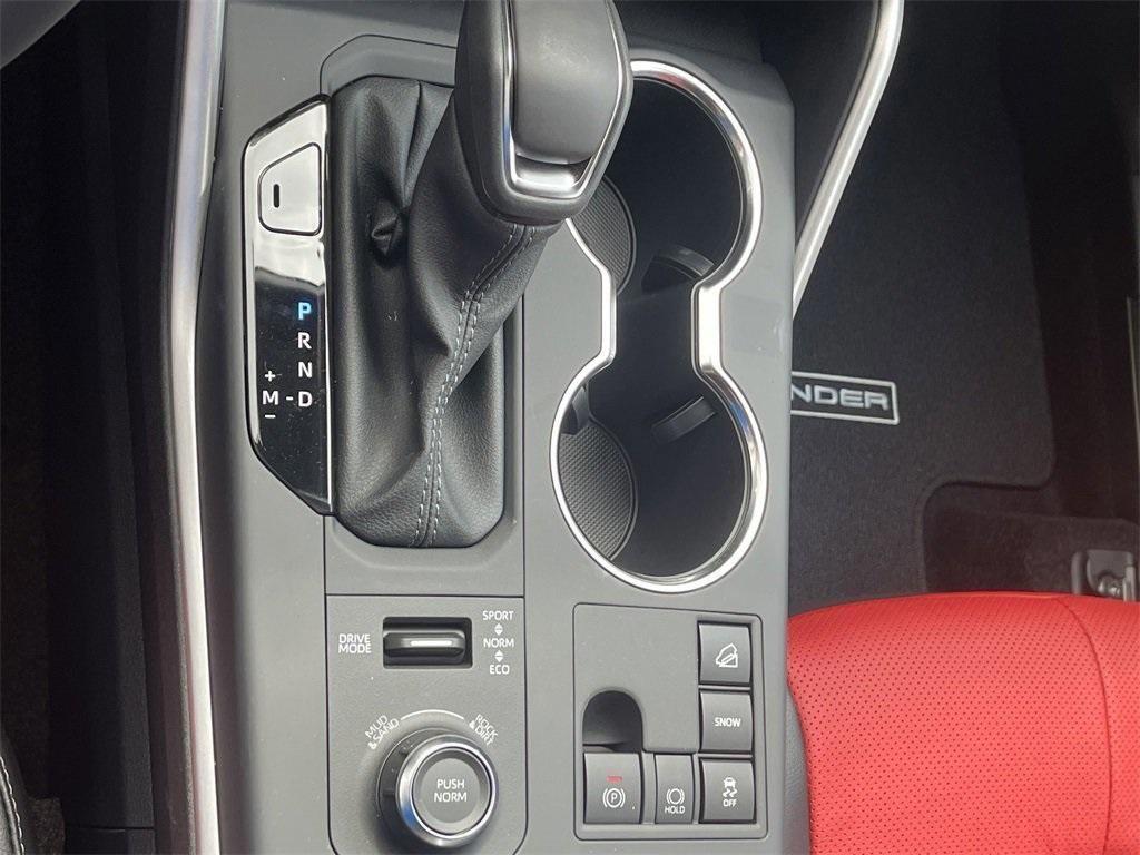 new 2025 Toyota Highlander car, priced at $52,704
