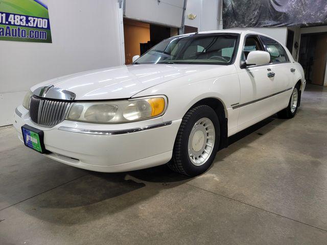 used 2000 Lincoln Town Car car, priced at $5,800