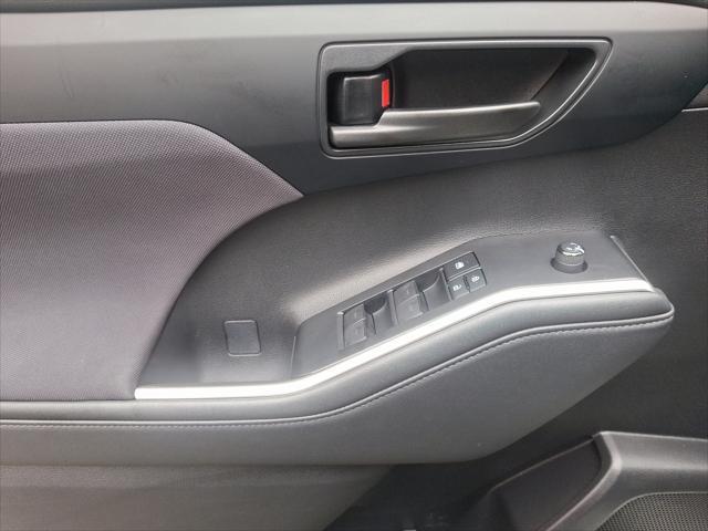 used 2021 Toyota Highlander car, priced at $29,995