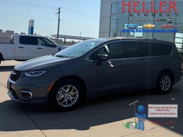 used 2025 Chrysler Pacifica car, priced at $34,962