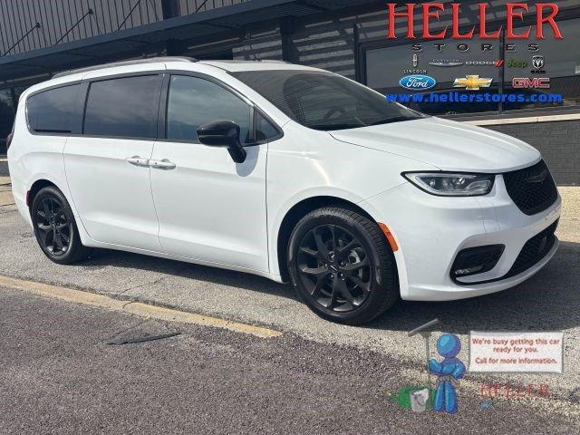 used 2025 Chrysler Pacifica car, priced at $39,962