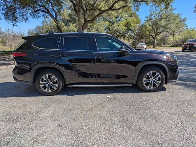 used 2022 Toyota Highlander car, priced at $34,816