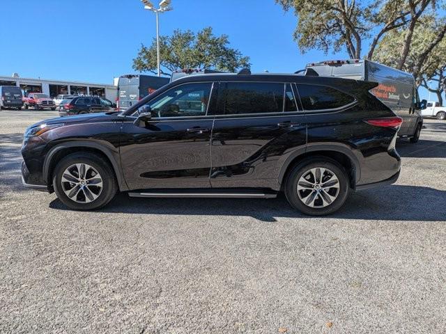 used 2022 Toyota Highlander car, priced at $34,816