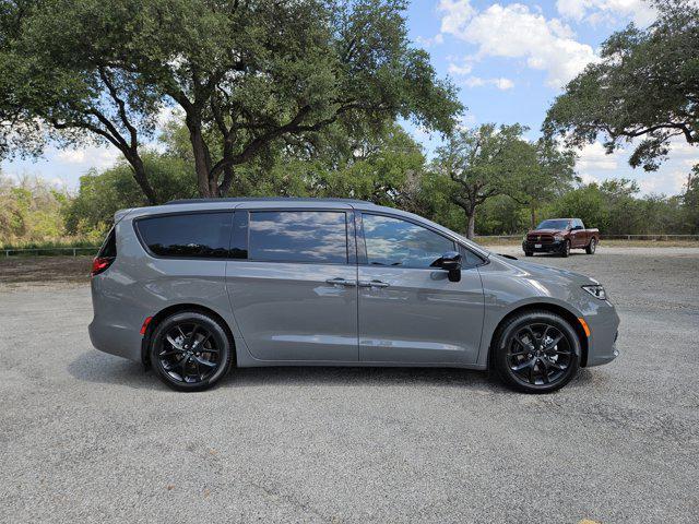 new 2024 Chrysler Pacifica car, priced at $42,498