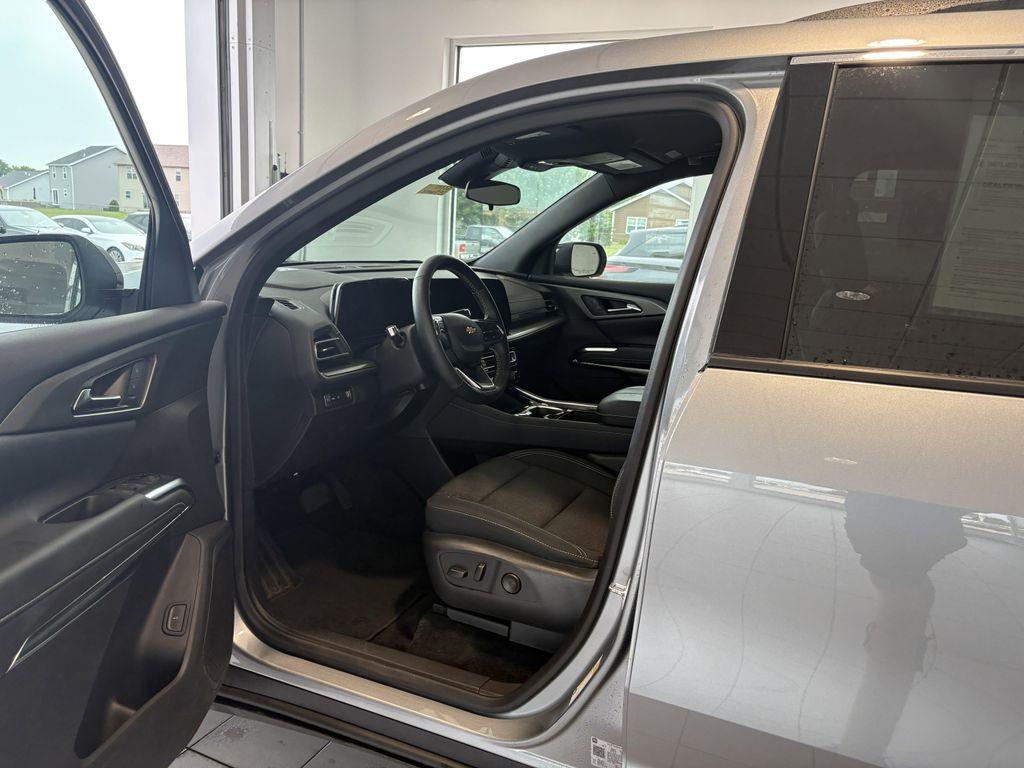 used 2025 Chevrolet Traverse car, priced at $36,988