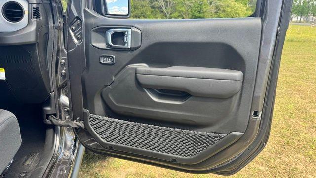 new 2025 Jeep Gladiator car, priced at $40,374