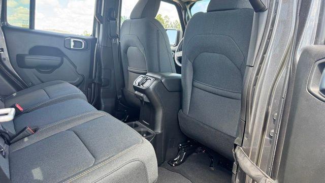 new 2025 Jeep Gladiator car, priced at $40,374