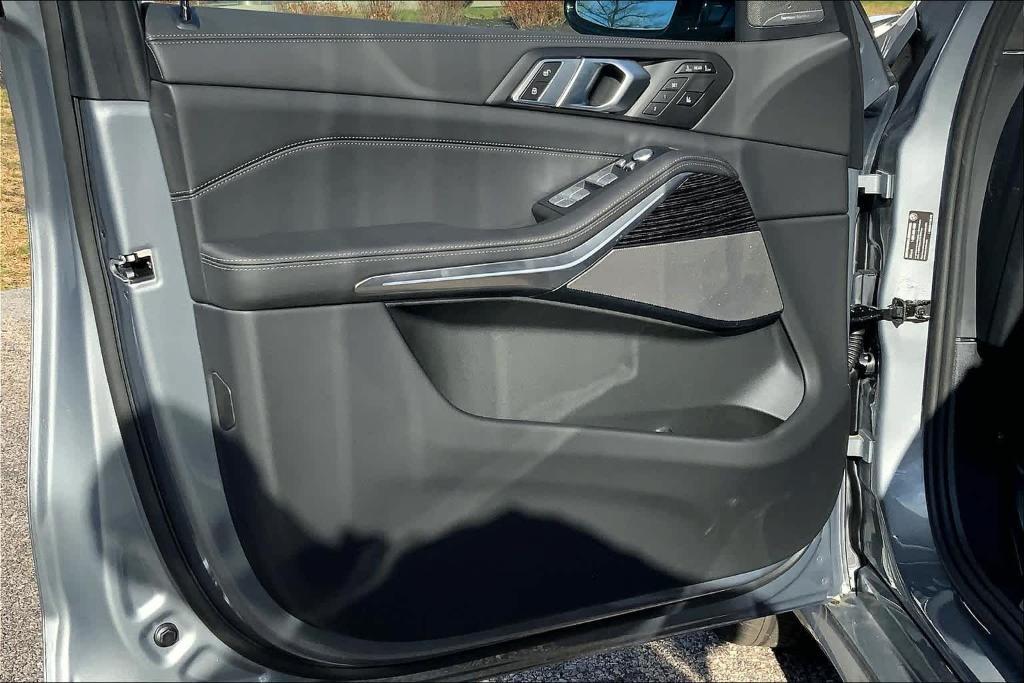 new 2025 BMW X7 car, priced at $114,235